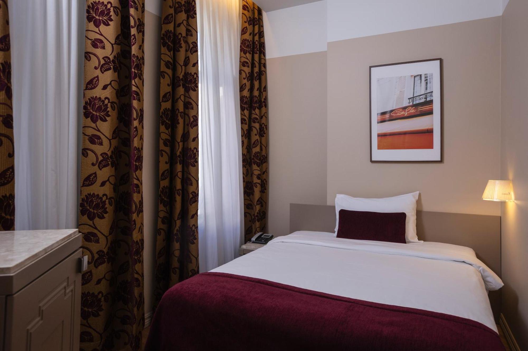 Opera Hotel Riga Exterior photo
